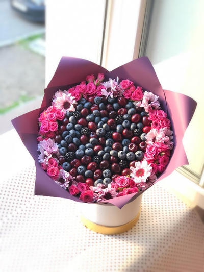 Букет "Ягодная поляна с розами"