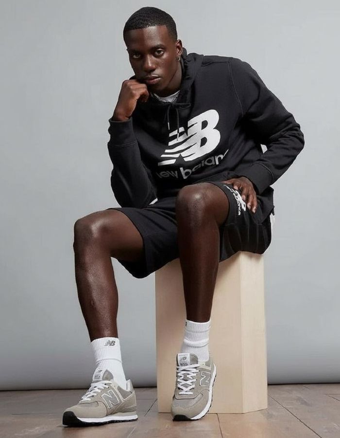 мужчина в кроссовках New Balance 574 в повседневном образе