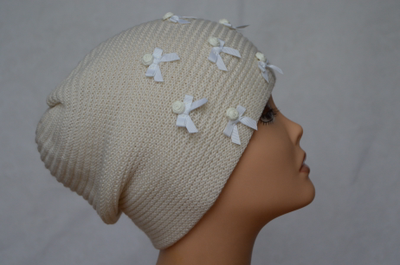 belaya-shapka-detskaya-s-bantikami-vizio-italiya-4876