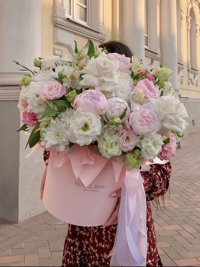 Огромная цветочная композиция с пионами