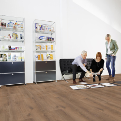 Ламинат Wineo Дуб Осло Коричневый LA213LV4 в интерьере офиса