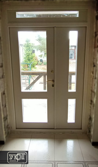 №55. входная стальная 1,5 - створчатая дверь с фрамугой. профильная конструкция с 5 стеклопакетами.