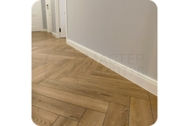 Исторический шик: монтаж белого плинтуса Dollken Hamburg Style 80 - воплощение исторического немецкого дизайна в современном исполнении, сочетающего классику и инновации.