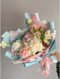 Букет из пионовидных тюльпанов, гвоздик