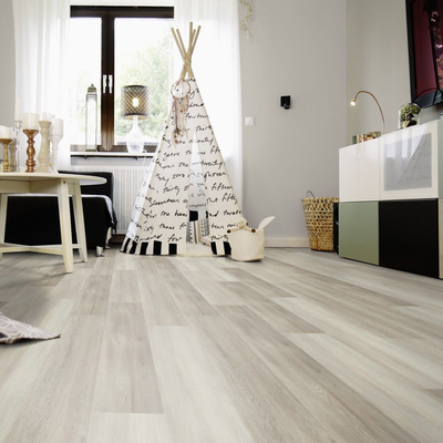 Виниловый пол Wineo 400 Wood Eternity Oak Grey DB00121 в интерьере детской комнаты