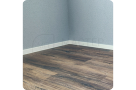 Универсальное решение: установка белого плинтуса Dollken Cubu Flex Life 60 - практичное решение для помещений любого стиля, визуально расширяющее пространство и добавляющее света.