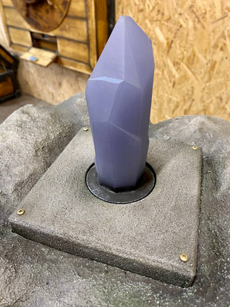 Pedestal with crystal