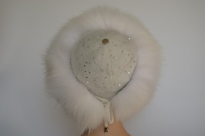 Женская вязаная шапка с меховой оторочкой белого цвета