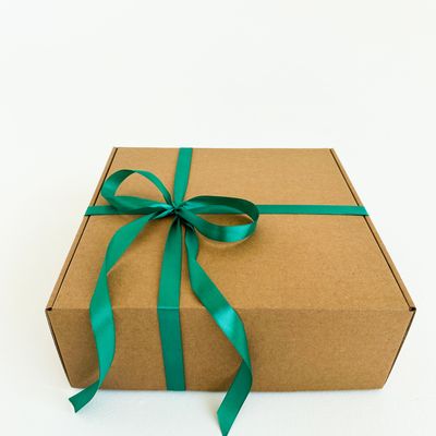 Подарочная коробка GILEV 32x32x12см (3 штуки) с наполнителем и зеленой лентой