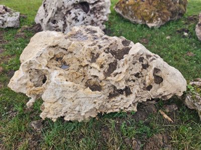 Известняк выветренный со мхом, фракция 150-3000 мм