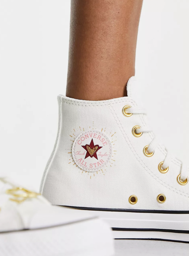 белые кеды Converse с золотыми люверсами