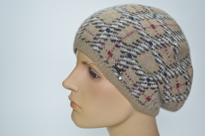 Вязаный итальянский берет в шотландскую клетку