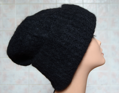 chernaya-vyazanaya-shapka-s-otvorotom-zima-2018-italiya