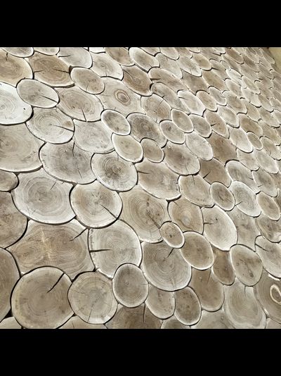 отделка стены дубовыми спилами "чешуя"