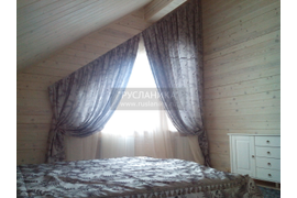 Шторы и покрывало в гостевой комнате.