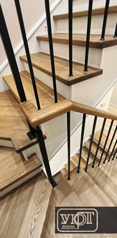 л-5/9. Лестница с металлическим ограждением. Поручень, ступени - массив ясеня