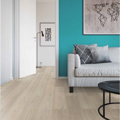 Ламинат Wineo Rock 'n' Go Лондон вызывает LA150SYSV4 в интерьере