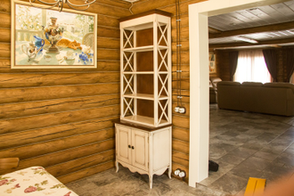 Витрина открытая с перекрестиями, на тумбе.