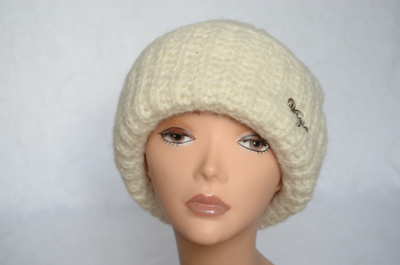 Белая вязаная шапка с отворотом женская фото
