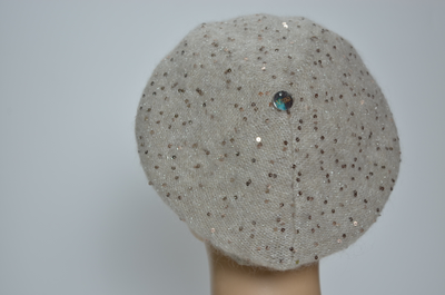 Вязаный берет с пайетками бежевый