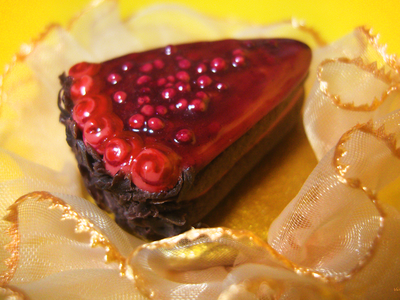 Брошь "Ещё кусочек ягодно-шоколадного тортика"