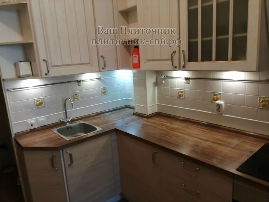 Укладка фартука из плитки с бордюром и декоративными элементами