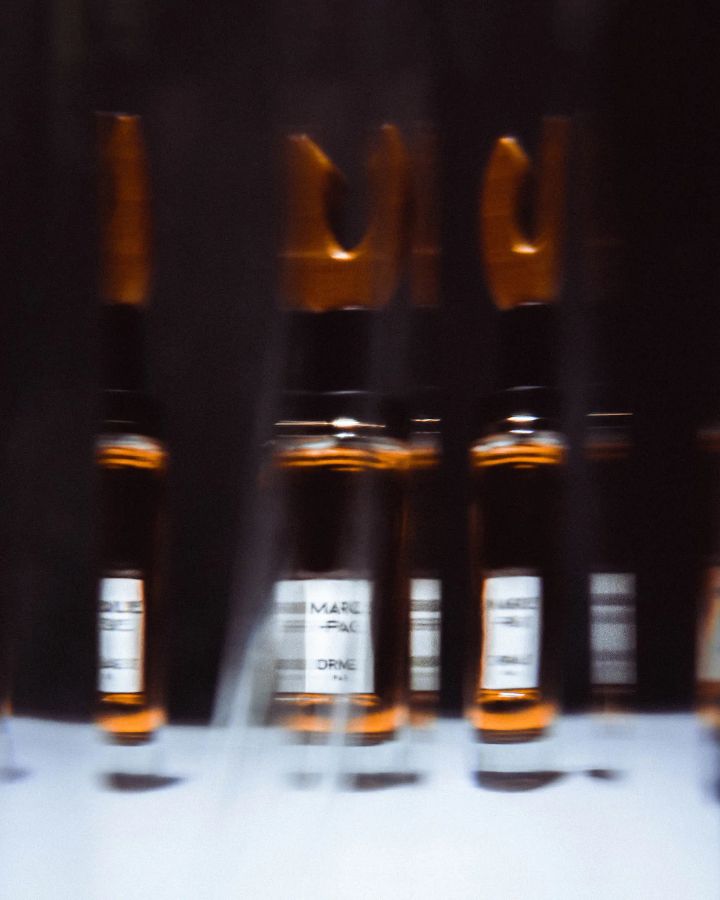 Скульптурные флаконы ORMAIE с характерными деревянными крышками.