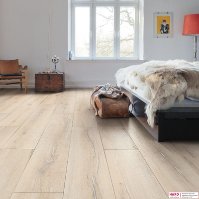 Декор ламината Haro Дуб Скандинавия 535235 в интерьере комнаты
