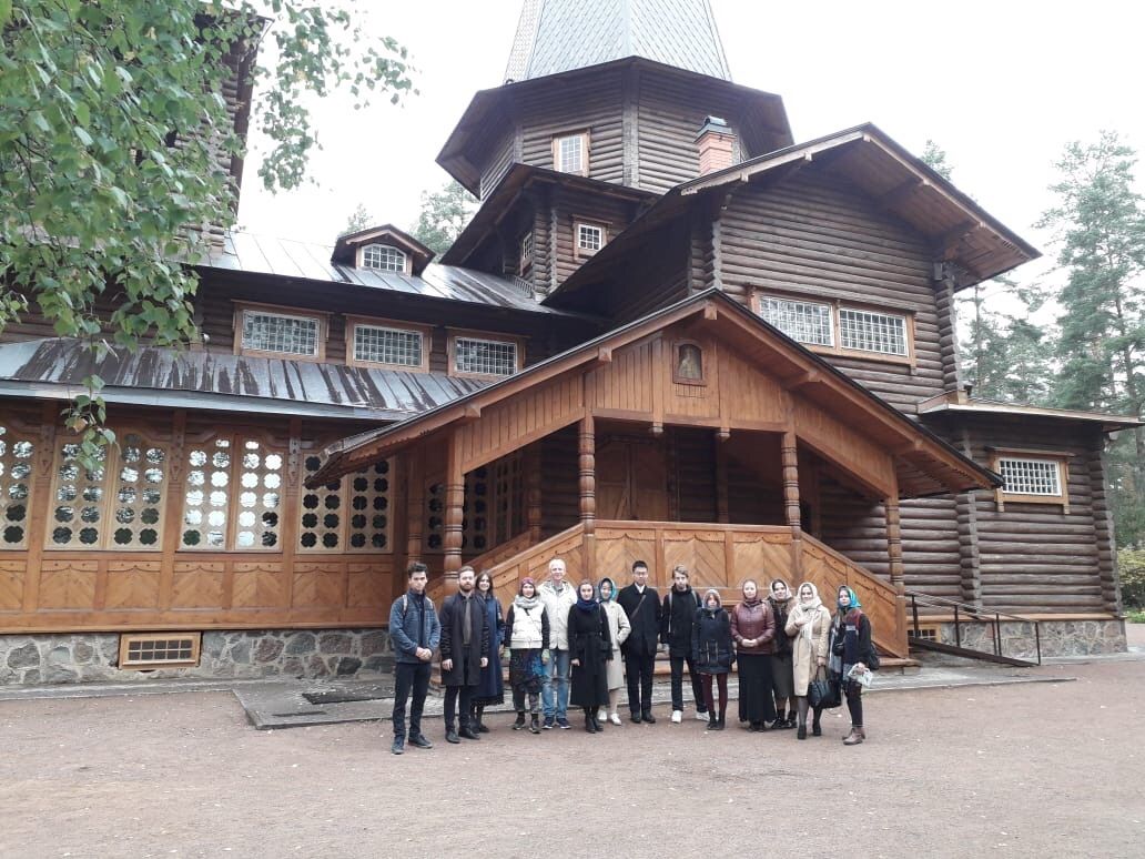 Участники поездки перед храмом Казанской иконы Божьей Матери