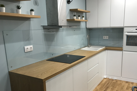 Прозрачный стеклянный фартук "под ключ"