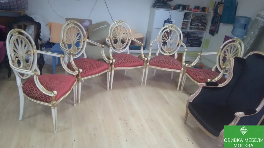 Старая обивка на сиденье 
