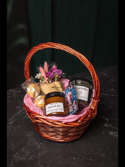 Корзинка с подарками