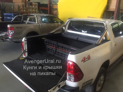 Жалюзи Roll-n-lock на Тойота Хайлюкс Рево на пикапе белого цвета 070 от AvengerUral.ru вид справа