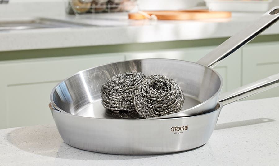 Нержавеющие железные мочалки Атоми чистят сковородки