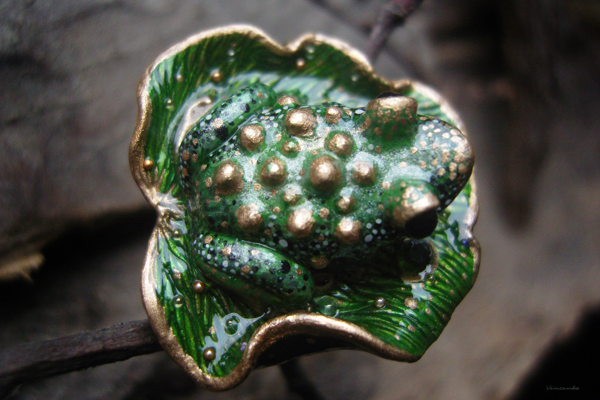 Фэнтезийное кольцо с миниатюрной лягушкой-жабой и натуральными изумрудами
