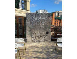 Фотозона с пайетками и неоновой надписью