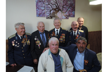 Участники ядерных испытаний  сзади Сабуров В.М., Стеценко Л.Ф,, Блохин Г.С., Щербаков Н., Кузьмин А.М., впереди  в светлом Четвериков В.И.