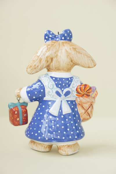 Зайчиха со сладостями