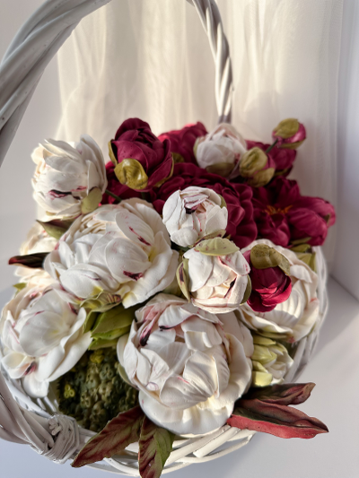 Корзина с пионами из зефира