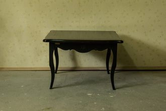 Журнальный стол квадратный с фигурной столешницей.