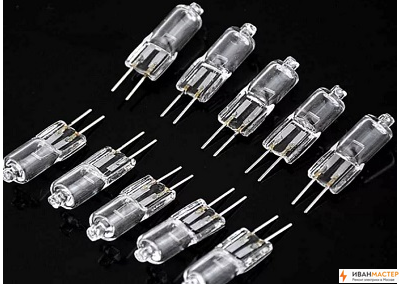 Замена галогеновых ламп в люстре на потолке квартиры в Москве ИВАНМАСТЕР