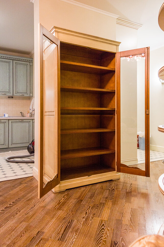 Витрина на цоколе с двумя стеклянными дверьми.