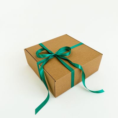 Подарочная коробка GILEV 32x32x12см (3 штуки) с наполнителем и зеленой лентой