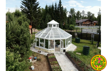 Восьмигранная круглогодичная оранжерея диаметром 7 метров летом