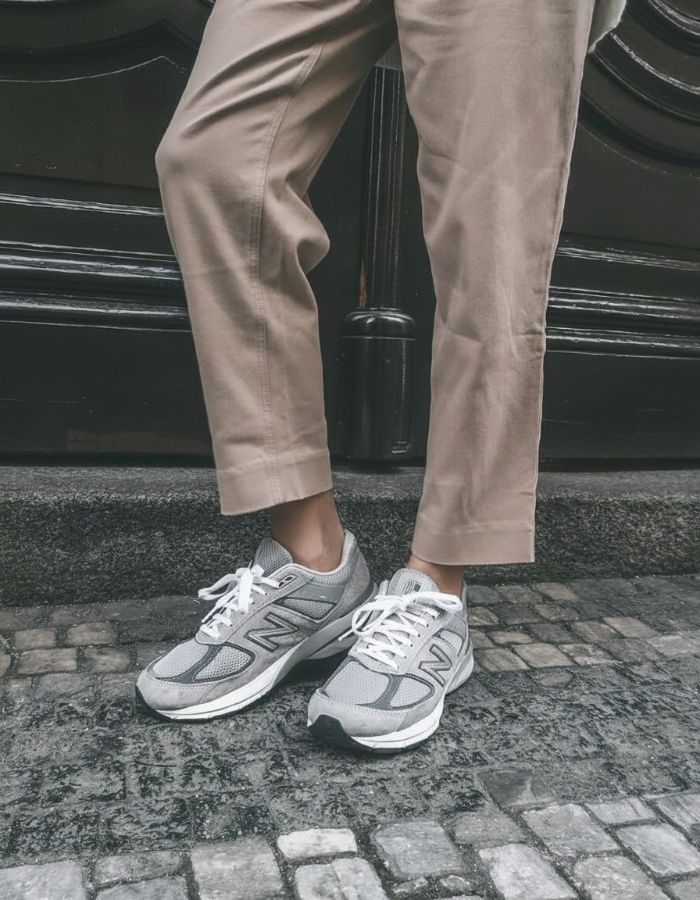 мужчина в New Balance 990 на улице