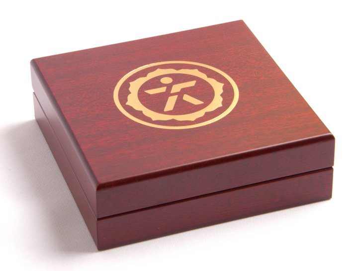 Шкатулка для монеты. Шпон красного дерева, горячее тиснение фольгой, матовый лак.