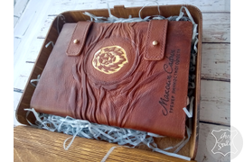 Кожаный ежедневник с именной надписью в деревянной коробке с гравировкой