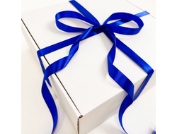 Белая подарочная коробка GILEV 32x32x12см с синей лентой и наполнителем