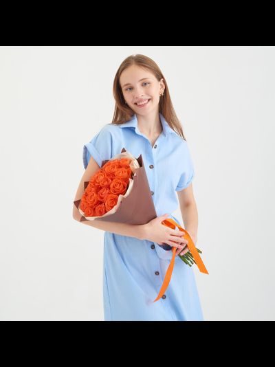 19 оранжевых роз