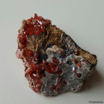 Ванадинит на породе. Марокко. 25*25*20мм